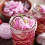 Przygotowuję marynowaną cebulę tylko w ten sposób: okazuje się chrupiąca