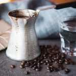 Twoja kawa będzie smakować sto razy lepiej: wystarczy dodać do